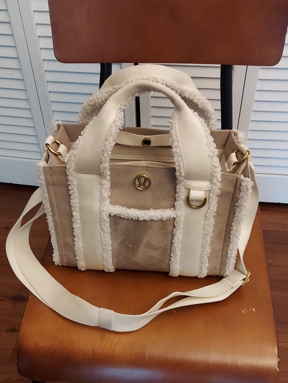 Lululemon Athletica Sherpa Trim Bag with Removable Strap - Picture 2 of 9